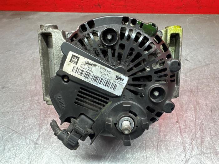 Dynamo van een Opel Corsa D 1.3 CDTi 16V ecoFLEX 2012