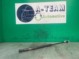 Gebruikte Kofferdekseldemper links-achter Suzuki Baleno (EW/FW) 1.0 Booster Jet Turbo 12V Prijs € 14,99 Margeregeling aangeboden door A-team Automotive