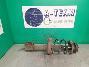 Gebruikte Schokbreker links-voor Renault Twingo II (CN) 1.2 16V Prijs € 39,99 Margeregeling aangeboden door A-team Automotive