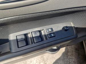 Gebruikte Elektrisch Raam Schakelaar Nissan X-Trail (T31) 2.5 16V SE,LE 4x4 Prijs € 49,99 Margeregeling aangeboden door A-Team Automotive