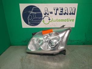 Gebruikte Koplamp links Toyota Avensis (T25/B1B) 2.0 16V VVT-i D4 Prijs € 49,99 Margeregeling aangeboden door A-team Automotive