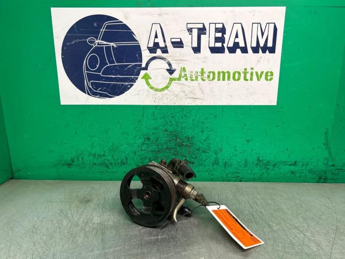 Gebruikte Servopomp Toyota Avensis (T25/B1B) 2.0 16V VVT-i D4 Prijs € 19,99 Margeregeling aangeboden door A-team Automotive