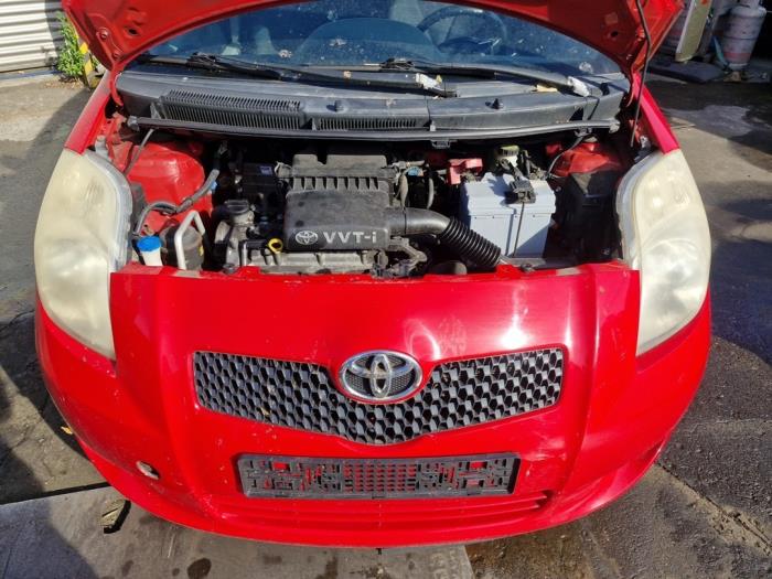 Radiateurfan van een Toyota Yaris II (P9) 1.3 16V VVT-i 2007