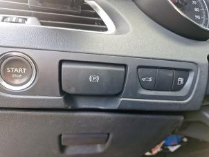 Gebruikte Schakelaar handrem Peugeot 508 (8D) 2.0 Hybrid4 16V Prijs € 19,99 Margeregeling aangeboden door A-Team Automotive