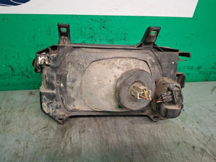 Koplamp rechts van een Volkswagen Transporter/Caravelle T4 1.9 TD Caravelle 1999