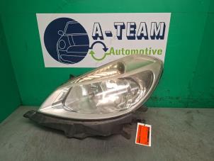 Gebruikte Linker Koplamp Renault Clio III (BR/CR) 1.2 16V 75 Prijs € 49,99 Margeregeling aangeboden door A-team Automotive