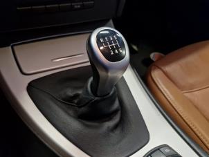 Gebruikte Versnellingspook BMW 3 serie Touring (E91) 318i 16V Prijs € 39,99 Margeregeling aangeboden door A-Team Automotive