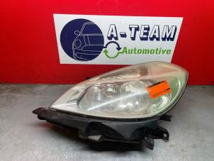 Gebruikte Linker Koplamp Renault Clio III (BR/CR) 1.6 16V Prijs € 34,99 Margeregeling aangeboden door A-Team Automotive