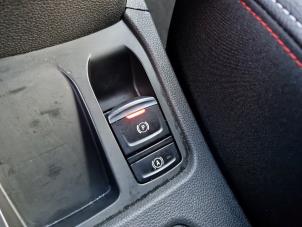 Gebruikte Schakelaar handrem Renault Clio V (RJAB) 1.0 TCe 100 12V Prijs op aanvraag aangeboden door A-Team Automotive