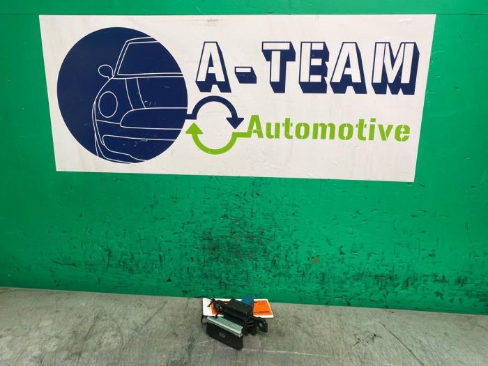 Gebruikte Handrem schakelaar Citroen C4 Picasso (3D/3E) 1.6 16V VTi 120 Prijs € 19,99 Margeregeling aangeboden door A-team Automotive