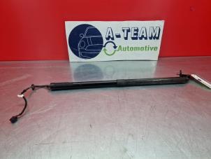 Gebruikte Achterklepdemper links-achter Ford C-Max (DXA) 1.5 Ti-VCT EcoBoost 150 16V Prijs € 69,99 Margeregeling aangeboden door A-Team Automotive