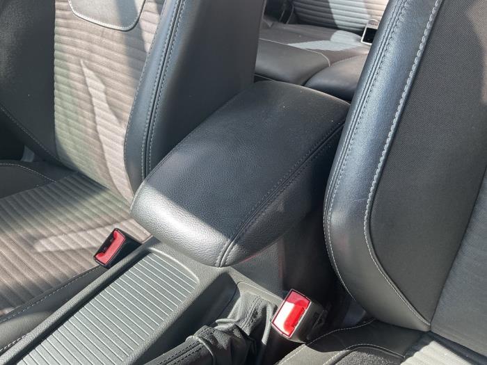 Gebruikte Armleuning Ford Focus 3 Wagon 1.5 EcoBoost 16V 150 Prijs € 74,99 Margeregeling aangeboden door A-Team Automotive