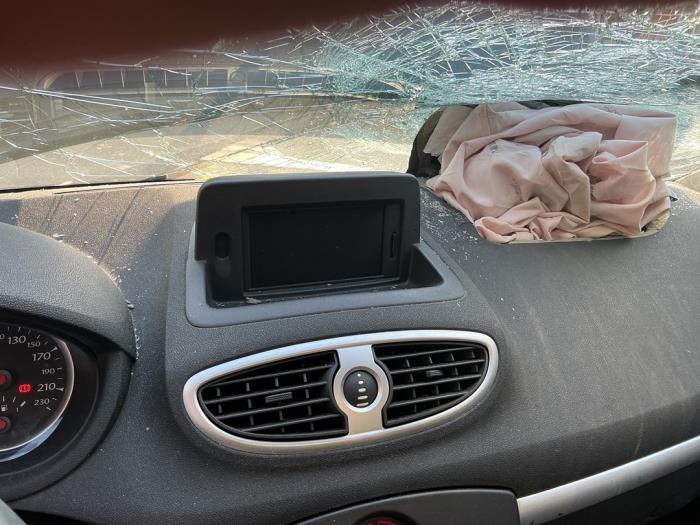 Gebruikte Display Interieur Renault Clio III Estate/Grandtour (KR) 1.2 16V TCE 100 Prijs € 29,99 Margeregeling aangeboden door A-Team Automotive