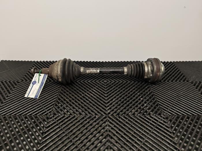 Gebruikte Aandrijfas links-voor Volkswagen Passat Variant (3C5) 1.8 TSI 16V Prijs € 22,99 Margeregeling aangeboden door A-team Automotive