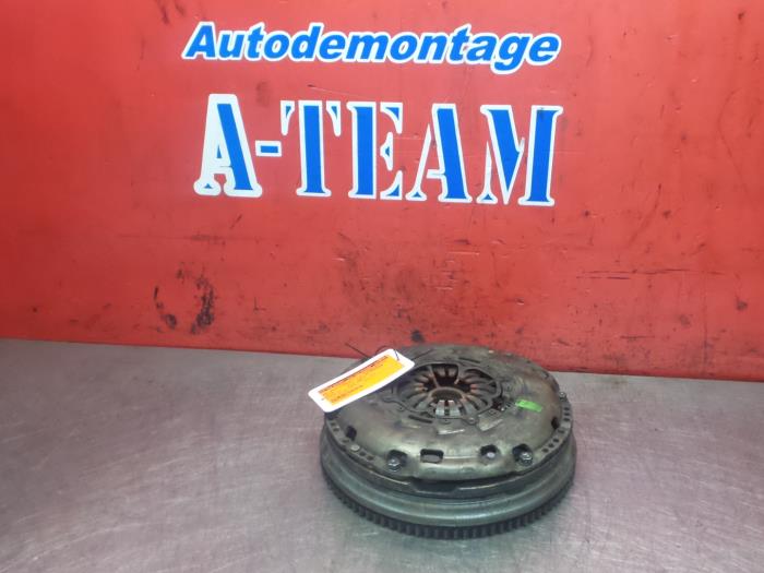 Dubbele massa vliegwiel van een Toyota Avensis Wagon (T25/B1E) 2.2 D-4D 16V 2006