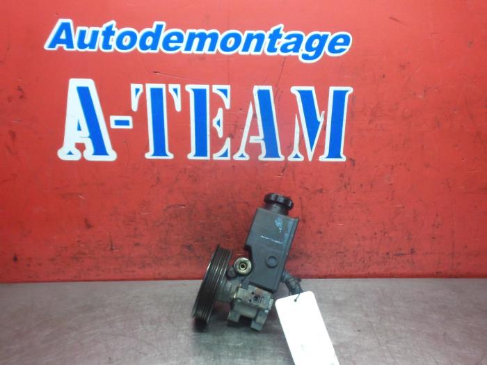 Servopomp van een SsangYong Rexton 2.7 Xdi RX/RJ 270 16V 2004