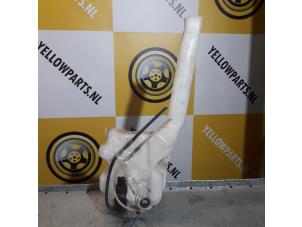 Gebruikte Ruitensproeiertank voor Suzuki Liana (ERC/ERD/RH4) 1.6 MPi 16V Prijs € 20,00 Margeregeling aangeboden door Yellow Parts
