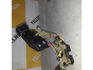 Gebruikte Deurslot Mechaniek 4Deurs links-achter Suzuki Ignis (FH) 1.3 16V Prijs € 35,00 Margeregeling aangeboden door Yellow Parts
