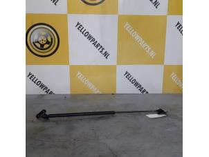 Gebruikte Kofferdekseldemper links-achter Suzuki Wagon-R+ (RB) 1.2 16V Prijs € 20,00 Margeregeling aangeboden door Yellow Parts