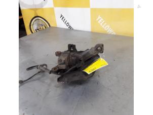 Gebruikte Fusee houder links-voor Suzuki Swift (ZA/ZC/ZD1/2/3/9) 1.3 VVT 16V Prijs € 39,95 Margeregeling aangeboden door Yellow Parts