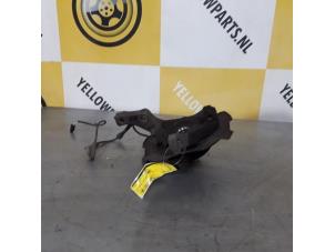 Gebruikte Fusee houder links-voor Suzuki Swift (ZA/ZC/ZD1/2/3/9) 1.3 VVT 16V Prijs € 39,95 Margeregeling aangeboden door Yellow Parts