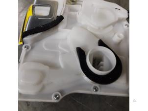 Gebruikte Centrale deurvergrendelingsmotor Suzuki Swift (ZA/ZC/ZD) 1.2 16_ Prijs € 50,00 Margeregeling aangeboden door Yellow Parts