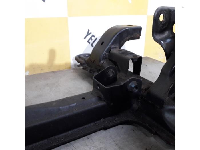 Subframe van een Suzuki Grand Vitara II (JT) 2.0 16V 2006