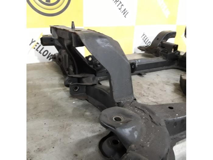 Subframe van een Suzuki Grand Vitara II (JT) 2.0 16V 2006