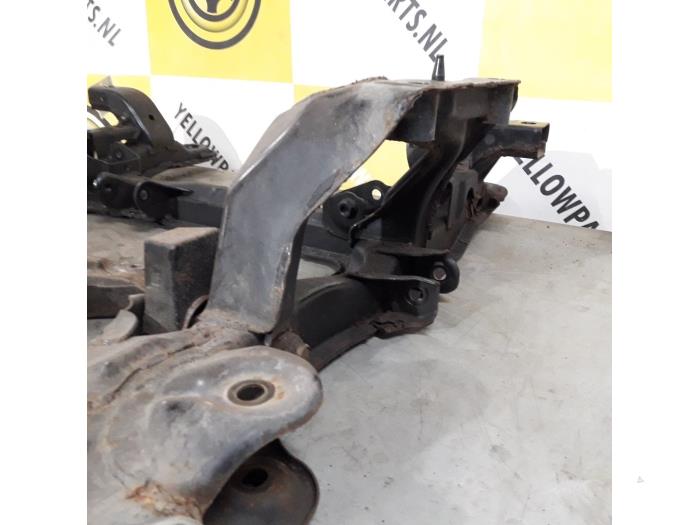 Subframe van een Suzuki Grand Vitara II (JT) 2.0 16V 2006