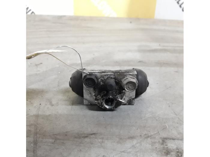 Wielremcilinder van een Suzuki Swift (ZA/ZC/ZD) 1.2 16_ 2013