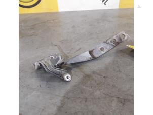 Gebruikte Motorkap Scharnier Suzuki Grand Vitara II (JT) 2.4 16V Prijs € 17,50 Margeregeling aangeboden door Yellow Parts
