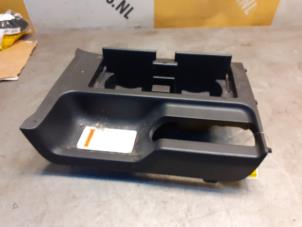 Gebruikte Bekerhouder Suzuki Grand Vitara II (JT) 2.0 16V Prijs € 27,50 Margeregeling aangeboden door Yellow Parts