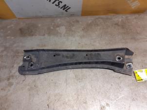 Gebruikte Frontbalk Suzuki Splash 1.0 12V Prijs € 50,00 Margeregeling aangeboden door Yellow Parts