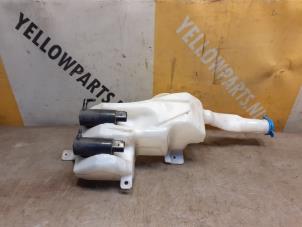 Gebruikte Ruitensproeiertank voor Suzuki SX4 (EY/GY) 1.6 16V VVT Grip 4x4 Prijs € 29,99 Margeregeling aangeboden door Yellow Parts