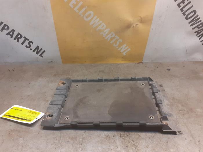 Gebruikte Afdekplaat motor Suzuki Grand Vitara II (JT) 2.0 16V Prijs € 20,00 Margeregeling aangeboden door Yellow Parts