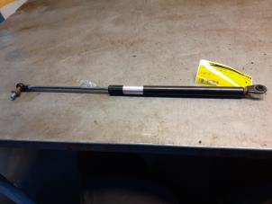 Gebruikte Gasdemper rechts-achter Suzuki Grand Vitara II (JT) 2.0 16V Prijs € 24,99 Margeregeling aangeboden door Yellow Parts