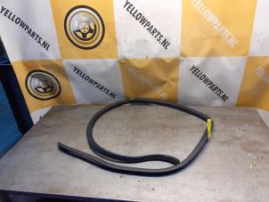 Gebruikte Deurrubber 4Deurs links-achter Suzuki Grand Vitara II (JT) 2.0 16V Prijs € 19,99 Margeregeling aangeboden door Yellow Parts