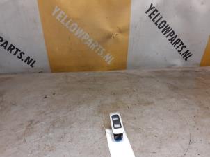 Gebruikte Schakelaar Elektrisch Raam Suzuki Grand Vitara I (FT/GT/HT) 2.0 16V Prijs € 10,00 Margeregeling aangeboden door Yellow Parts