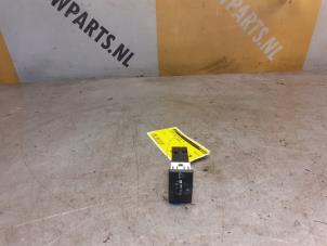 Gebruikte Schakelaar Koplamp Ihv Suzuki Jimny Hardtop 1.3i 16V 4x4 Prijs € 15,00 Margeregeling aangeboden door Yellow Parts