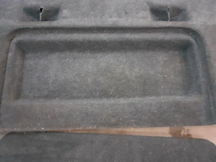 Vloerplaat bagageruimte van een Suzuki Grand Vitara II (JT) 1.6 16V 2010