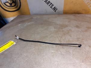 Gebruikte Motorkap stang Suzuki Swift (ZA/ZC/ZD1/2/3/9) 1.3 VVT 16V Prijs € 17,50 Margeregeling aangeboden door Yellow Parts