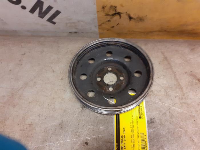 Gebruikte Poelie Waterpomp Suzuki SX4 (EY/GY) 1.6 16V VVT Grip 4x4 Prijs € 19,99 Margeregeling aangeboden door Yellow Parts