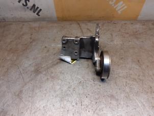 Gebruikte Steun stuurbekrachtigingspomp Suzuki Grand Vitara II (JT) 1.6 16V Prijs € 55,00 Margeregeling aangeboden door Yellow Parts