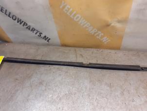 Gebruikte Raamlikker Suzuki Grand Vitara II (JT) 2.0 16V Prijs € 34,99 Margeregeling aangeboden door Yellow Parts