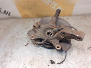 Gebruikte Fusee houder links-voor Suzuki Swift (ZA/ZC/ZD1/2/3/9) 1.3 VVT 16V Prijs € 39,95 Margeregeling aangeboden door Yellow Parts