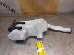 Gebruikte Ruitensproeiertank voor Suzuki SX4 (EY/GY) 1.5 16V VVT Base,Comfort Prijs € 29,99 Margeregeling aangeboden door Yellow Parts