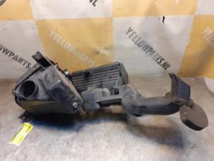 Gebruikte Luchtfilterhuis Suzuki Grand Vitara II (JT) 2.0 16V Prijs € 45,00 Margeregeling aangeboden door Yellow Parts