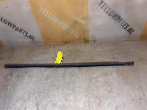 Gebruikte Raamlikker Suzuki Grand Vitara II (JT) 2.0 16V Prijs € 34,99 Margeregeling aangeboden door Yellow Parts