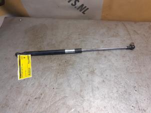 Gebruikte Gasdemper rechts-achter Suzuki Grand Vitara II (JT) 2.0 16V Prijs € 24,99 Margeregeling aangeboden door Yellow Parts