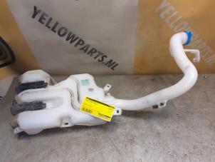 Gebruikte Ruitensproeiertank voor Suzuki Splash 1.0 12V Prijs € 24,99 Margeregeling aangeboden door Yellow Parts